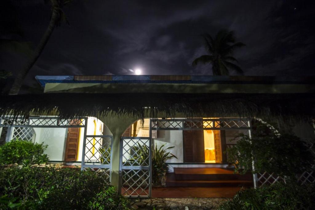 Chez Maggie Hotel & Restaurant Morondava Exterior photo