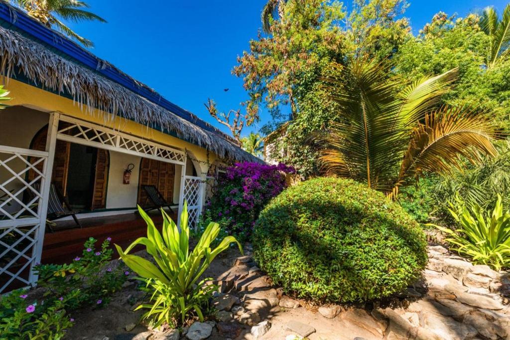 Chez Maggie Hotel & Restaurant Morondava Exterior photo